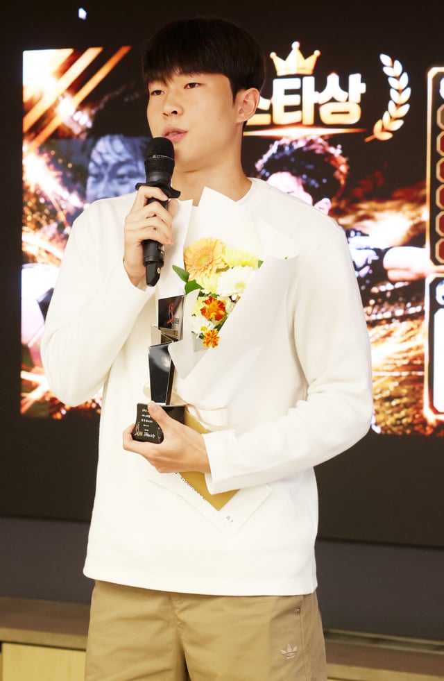 Soccer player Jung Hyun-woo receives the Future Star Award and shares his acceptance speech at the '2026 Futures Star Awards' ceremony held on the 26th at the Press Center in Jung-gu, Seoul. Now in its fifth year, the '2026 Futures Star Awards (hosted and organized by StarNews, sponsored by the Korea Sports and Olympic Committee, the National Sports Promotion Foundation, the Korea Baseball & Softball Association, the Korea Basketball Association, the Korea Volleyball Federation, and Korea Sports Leisure Co., Ltd.)' is an event aimed at contributing to the development of Korean sports and the revitalization of amateur athletics. It selects high school athletes who have shown the most outstanding performance in their respective sports over the past year and encourages promising talents with notable potential. /Photo=Reporter Kim Hwi-seon
