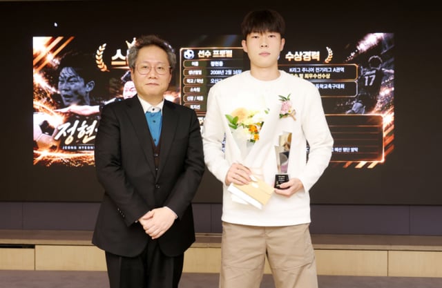 Han Jun-hee (left), commentator for Coupang Play, with Jung Hyun-woo. /Photo=Reporter Kim Hwi-seon