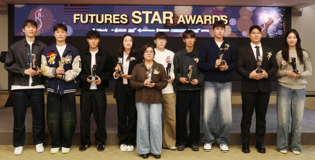 From left: basketball players Yoon Ji-won and Yoon Ji-hoon, soccer player An Ju-wan, golfer Yang Yun-seo, mother of gymnast Hwang Seo-hyun, soccer player Jung Hyun-woo, skateboarder Kang Jun-i, baseball players Ha Hyun-seung and Lee Ho-min, and volleyball player Son Seo-yeon pose for a commemorative photo at the '2026 Futures Star Awards' ceremony held on the 26th at the Press Center in Jung-gu, Seoul. Now in its fifth year, the '2026 Futures Star Awards (hosted and organized by StarNews, sponsored by the Korea Sports and Olympic Committee, the National Sports Promotion Foundation, the Korea Baseball & Softball Association, the Korea Basketball Association, the Korea Volleyball Federation, and Korea Sports Leisure Co., Ltd.)' is an event aimed at contributing to the development of Korean sports and the revitalization of amateur athletics. It selects high school athletes who have shown the most outstanding performance in their respective sports over the past year and encourages promising talents with notable potential. /Photo=Reporter Kim Hwi-seon