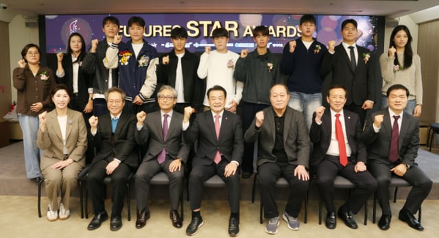 Back row, from left clockwise: mother of gymnast Hwang Seo-hyun, golfer Yang Yun-seo, basketball players Yoon Ji-won and Yoon Ji-hoon, soccer players An Ju-wan and Jung Hyun-woo, skateboarder Kang Jun-i, baseball players Ha Hyun-seung and Lee Ho-min, volleyball player Son Seo-yeon, Park Jun-cheol, CEO of StarNews, Oh Han-nam, President of the Korea Volleyball Federation, Kim In-sik, Selection Committee Chair, Kim Dae-nyun, Secretary-General of the Korea Sports and Olympic Committee, Yang Hae-young, President of the Korea Baseball & Softball Association, Han Jun-hee, commentator, and Kim Hwa-soon, Vice President of the Korea Basketball Association. /Photo=Reporter Kim Hwi-seon