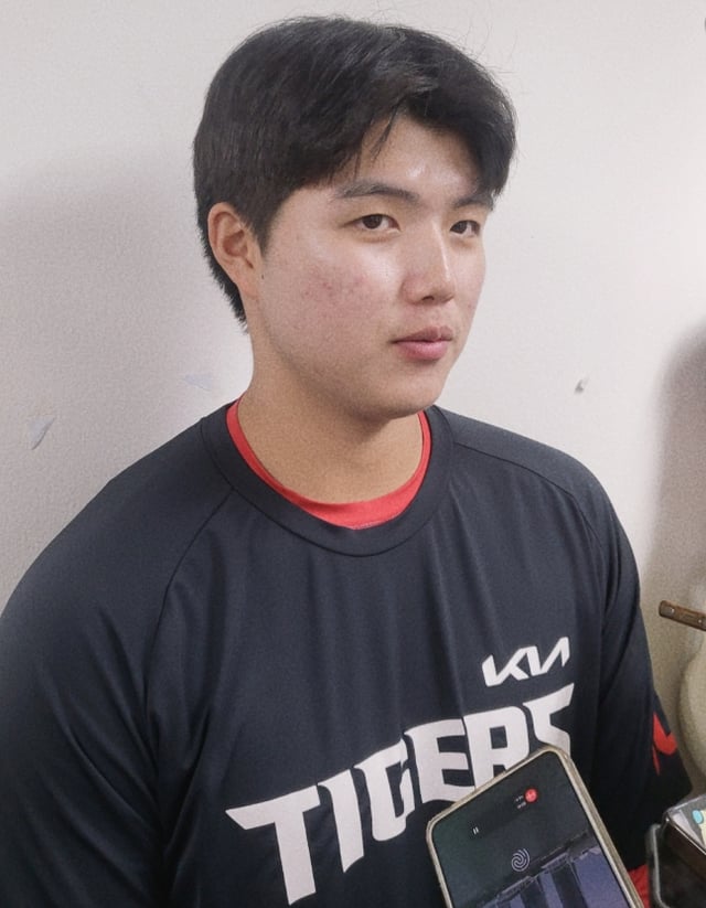 El lanzador de los KIA Tigers, Kim Tae-hyung, se entrevista con los medios antes del primer partido de la serie de playoffs (PO) contra los Samsung Lions el día 26. /foto=reportero Ahn Ho-geun