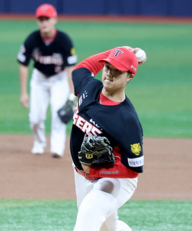 El lanzador diestro de Kia, Kim Tae-hyung, sale como abridor en el partido entre Kiwoom Heroes y Kia Tigers de la Liga KBO 2026, disputado el día 26 en el Gocheok Sky Dome, enfrentándose al abridor An Woo-jin. el 26 de 2026. /Foto=reportero sénior Kang Young-jo cameratalks@