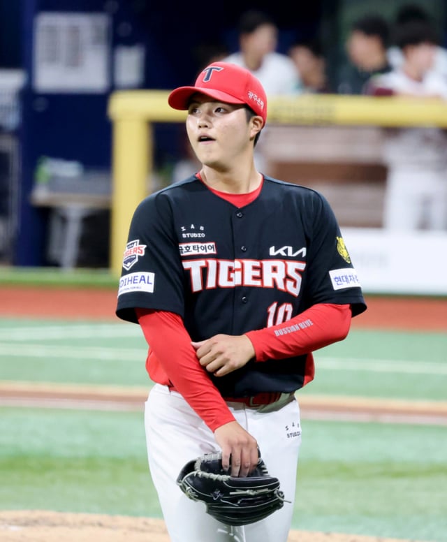 El lanzador abridor de Kia, Kim Tae-hyung, saca un roletazo al cuadro interior ante el primera base contra Choi Ju-hwan en la cuarta entrada del partido entre Kiwoom Heroes y Kia Tigers de la Liga KBO 2026, disputado el día 26 en el Gocheok Sky Dome. el 26 de 2026. /Foto=reportero sénior Kang Young-jo cameratalks@