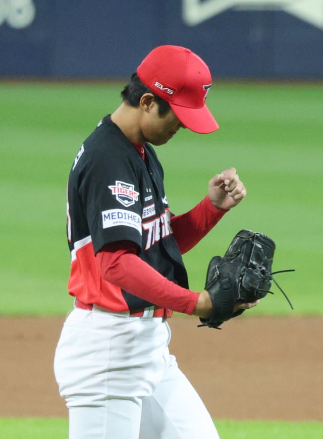 KIAタイガースの李義利(イ·ウィリ)が26日、大邱(テグ)の三星ライオンズパークで行われた三星ライオンズと2026新韓(シンハン)SOLKBOポストシーズンプレーオフ(PO)第1戦の6回裏イニングを終え、拳を握りしめてダッグアウトに向かっている。 /写真=キム·ジンギョン待機者