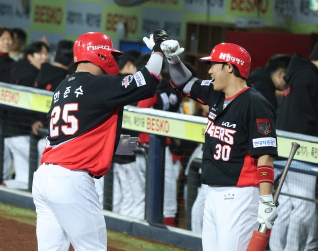 KIAタイガースのハン·ジュンス(左)が26日、大邱(テグ)の三星ライオンズパークで行われた三星ライオンズと2026新韓(シンハン)SOLKBOポストシーズンプレーオフ(PO)第1戦の4回表、くさびのソロホームランを放ち、ハ·ジュソクと一緒に喜んでいる。 /写真=キム·ジンギョン待機者