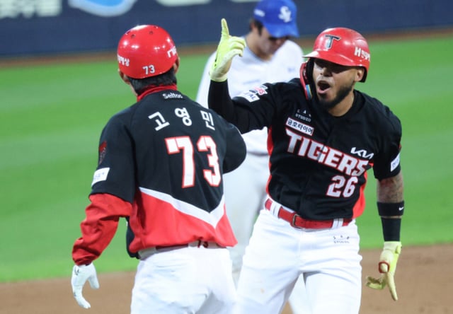 El primer partido de los playoffs (PO) de la postemporada 2026 de la KBO entre Samsung y KIA se disputó el día 2 en el Daegu Samsung Lions Park. KIA Castro conecta un jonrón de dos carreras con dos outs y corredor en primera base en la parte alta del tercer inning y llega a home. /foto=corresponsal jefe Kim Jin-kyung kim.jinkyung@