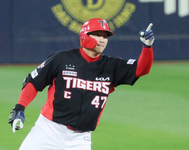El primer partido de los playoffs (PO) de la postemporada 2026 de la KBO entre Samsung y KIA se disputó el día 2 en el Daegu Samsung Lions Park. Na Sung-bum de KIA conecta un doble con una carrera impulsada con dos outs y corredor en tercera base en la parte alta del primer inning y celebra después de llegar a base. /Foto=corresponsal jefe Kim Jin-kyung kim.jinkyung@