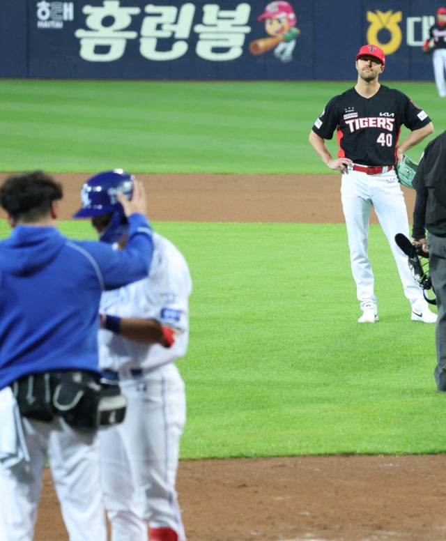 Trận đấu vòng loại playoff (PO) lần thứ nhất của KBO 2026 giữa Samsung và KIA diễn ra vào ngày 2 tại Samsung Lions Park ở Daegu. Cầu thủ ném bóng khởi động của KIA là Nail bị đuổi ra sân sau khi ném vào đầu Park Seung-gyu của Samsung ở phút thứ 1 của hiệp thứ 5. /Ảnh=phóng viên trưởng Kim Jin-kyung kim.jinkyung@