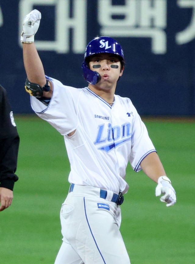 Первый матч плей-офф KBO 2026 между Samsung и KIA состоялся 2-го числа на стадионе Samsung Lions Park в Тэгу. Ким Ён Вун из Samsung, забивший RBI-хит с двумя битами на второй базе во второй половине пятого иннинга, празднует после выхода на базу. /фотография=главный корреспондент Ким Чжингён kim.jinkyung@
