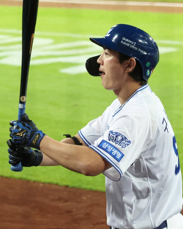 Первый матч плей-офф KBO 2026 между Samsung и KIA состоялся 26-го числа на стадионе Samsung Lions Park в Тэгу. Ку Чжа Вук из Samsung, находясь в зоне ожидания для удара, с твёрдой волей вращает бат. /Фото: главный корреспондент Ким Чжингён kim.jinkyung@