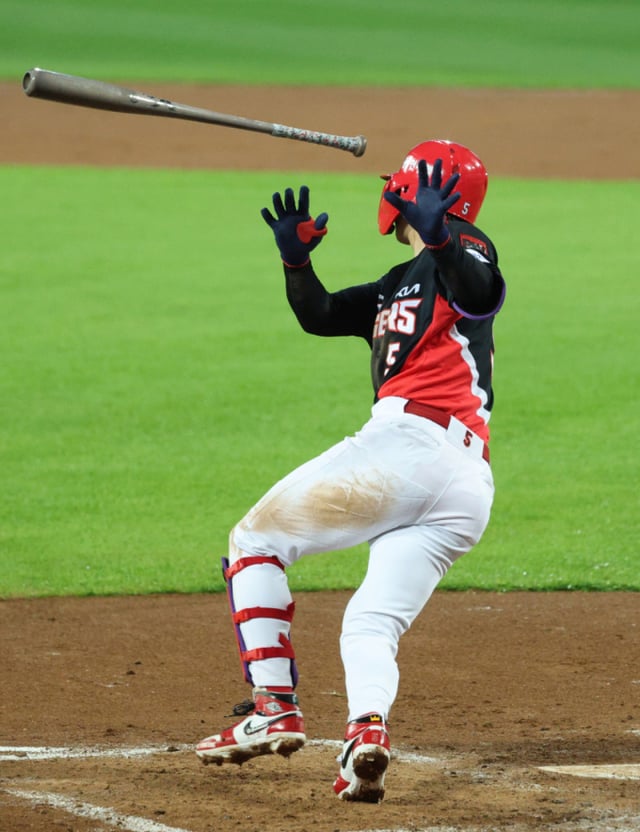 2026 KBO 포스트시즌 플레이오프(PO) 1차전 삼성 대 KIA전이 2일 대구 삼성라이온즈파크에서 열렸다.  KIA 김도영이 3회초 2사에서 좌전 안타를 날리고 있다. /사진=김진경 kim.jinkyung@