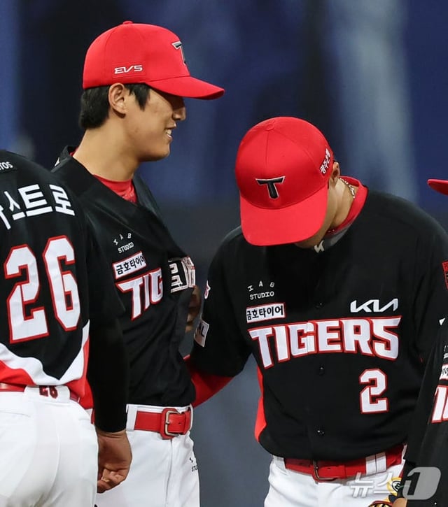 失策した朴ミンを慰める李ウィリ(左)。 /写真=ニュース1