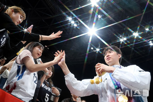 李ヒョンジュン(右)。 /写真=ニューシス提供