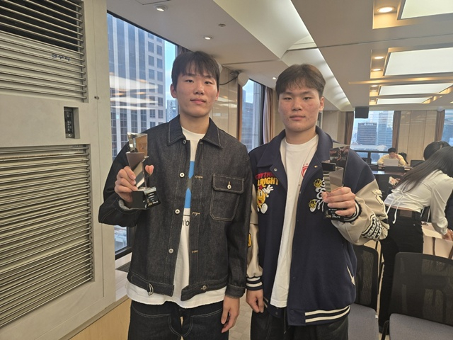 「2026フューチャーズ·スター大賞」受賞者であるバスケットボールのユン·ジウォンと双子の弟ユン·ジフン（右）が一緒にポーズを取っている。韓国スポーツの未来を導いていく有望株たちの祝祭「2026フューチャーズスター大賞」が華麗な幕を上げた。 今年で5回目を迎える「2026フューチャーズスター大賞(スターニュース主催·主管、大韓体育会、国民体育振興公団、大韓野球ソフトボール協会、大韓民国バスケットボール協会、大韓バレーボール協会、韓国スポーツレジャー株式会社八色美人後援)」授賞式が26日午後3時、ソウル中区の韓国プレスセンター19階の記者会見場で盛大に開かれた。 /写真=李元熹（イ·ウォンヒ）記者。
