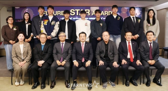 後列の左から時計回りに機械体操のファン·ソヒョン選手の母親、ゴルフのヤン·ユンソ選手、バスケットボールのユン·ジウォン選手、ユン·ジフン選手、サッカーのアン·ジュワン選手、チョン·ヒョンウン選手、スケートボードのカン·ジュンイ選手、野球のハ·ヒョンスン選手、バレーボールスターニュースのソン·ソヨン代表、韓国バレーボール協会のオ·ハンナム会長、韓国バスケットボール協会キム·インシク選定委員長、大韓体育会キム·デニョン事務総長,大韓アグソフトボール協会長,ハン·ジュニ解説委員,韓国バスケットボール協会副会長が26日ソウル中区プレスセンターで行われた「2026フューチャーズスター大賞」授賞式。  今年で5回目を迎える「2026フューチャーズスター大賞(スターニュース主催·主管、大韓体育会、国民体育振興公団、大韓野球ソフトボール協会、大韓民国バスケットボール協会、大韓バレーボール協会、韓国スポーツレジャー株式会社八色美人後援)」は韓国スポーツ発展とアマチュア体育活性化に寄与しようと種目別に一年間最も優れた活躍を見せた高校選手を選定し潜在力が引き立つ有望株を励ますための行事だ。 /写真=金輝善（キム·フィソン）記者。