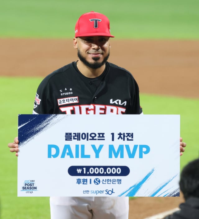 El primer partido de la serie de playoffs (PO) de la postemporada KBO 2026 entre Samsung y KIA se disputó el día 2 en el Daegu Samsung Lions Park. Castro de KIA posa tras recibir el premio MVP del día. /Foto=corresponsal jefe Kim Jin-kyung kim.jinkyung@