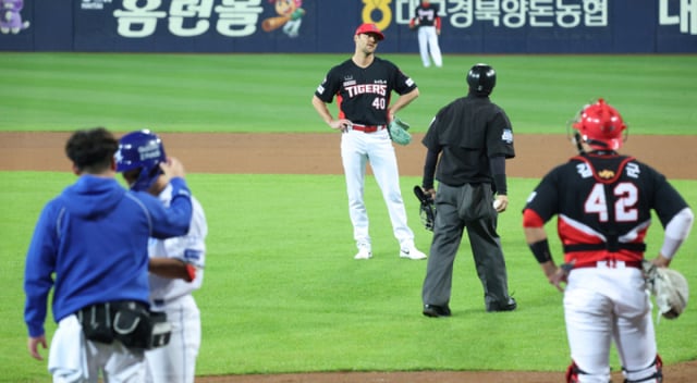 2026 KBO 포스트시즌 플레이오프(PO) 1차전 삼성 대 KIA전이 2일 대구 삼성라이온즈파크에서 열렸다. KIA 선발 네일이 5회말 1사에서 삼성 박승규에 헤드샷을 던진 후 퇴장당하고 있다. /사진=김진경 kim.jinkyung@