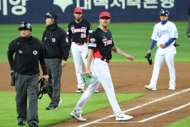 2026 KBO 포스트시즌 플레이오프(PO) 1차전 삼성 대 KIA전이 2일 대구 삼성라이온즈파크에서 열렸다. KIA 선발 네일이 5회말 1사에서 삼성 박승규에 헤드샷을 던진 후 퇴장당하고 있다. /사진=김진경 kim.jinkyung@