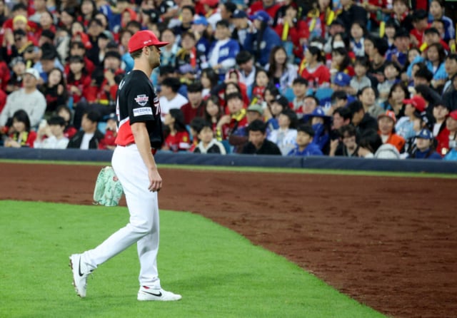 El partido 1 de los PlayOffs (PO) de la postemporada KBO 2026, entre Samsung y KIA, se disputó el día 2 en el Daegu Samsung Lions Park. El abridor de KIA, Neal, fue expulsado tras lanzar un golpe en la cabeza a Park Seung-gyu de Samsung con un out en la parte baja de la quinta entrada. /foto=corresponsal jefe Kim Jin-kyung kim.jinkyung@