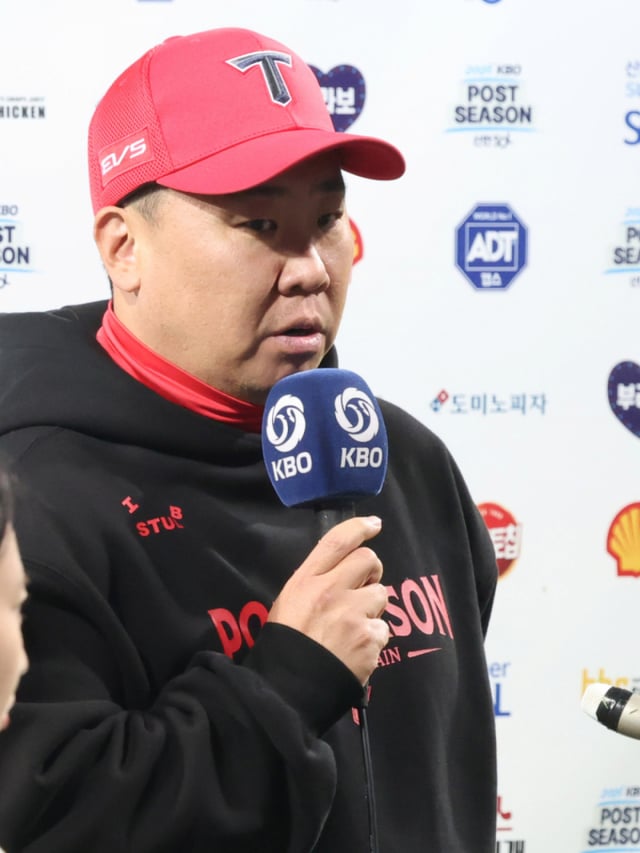El partido 1 de los PlayOffs (PO) de la postemporada KBO 2026, entre Samsung y KIA, se disputó el día 26 en el Daegu Samsung Lions Park. El entrenador Lee Beom-ho de KIA realiza la entrevista al ganador tras el partido. /Foto=corresponsal jefe Kim Jin-kyung kim.jinkyung@