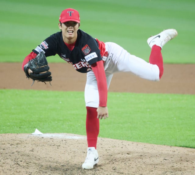 KIA Tigers' Lee Yi-ri pitches in relief during Game 1 of the 2026 KBO Postseason Playoffs (PO) against the Samsung Lions at Daegu Samsung Lions Park on the 26th, delivering a dominant performance. /Photo=Chief correspondent Kim Jin-kyung