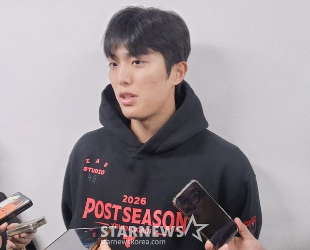 KIA Tigers pitcher Lee Yi-ri speaks with reporters after Game 1 of the 2026 Shinhan SOL KBO Postseason Junior PO (best-of-five series) against the Samsung Lions, which was scheduled to be held at Daegu Samsung Lions Park on the 25th, was called off due to rain. /Photo=Reporter Ahn Ho-geun
