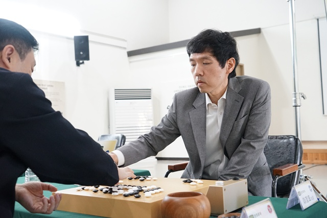 李チャンホ(右)。 /写真=韓国棋院提供