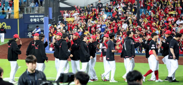 Game 1 of the 2026 KBO Postseason Playoffs (PO) between Samsung and KIA was held on the 2nd at Daegu Samsung Lions Park. After KIA defeated Samsung 5-1, players celebrate with Manager Lee Beom-ho and Haifa. /Photo=Chief correspondent Kim Jin-kyung kim.jinkyung@