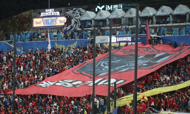Game 1 of the 2026 KBO Postseason Playoffs (PO) between Samsung and KIA was held on the 2nd at Daegu Samsung Lions Park. KIA fans are cheering enthusiastically. /Photo=Chief correspondent Kim Jin-kyung kim.jinkyung@