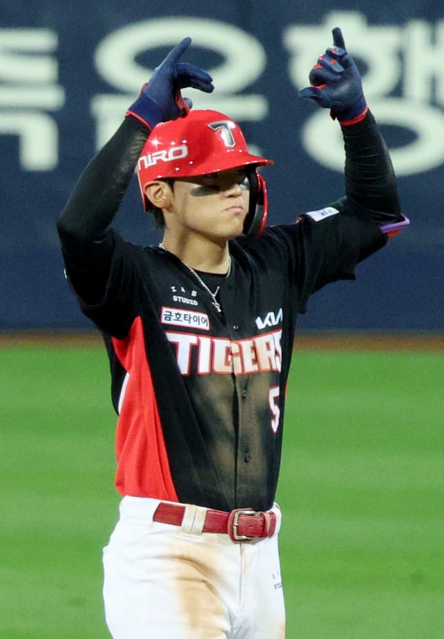 KIA Tigers' Kim Do-young celebrates after hitting a left-field single with two outs in the top of the third inning during Game 1 of the 2026 KBO Postseason Playoffs (PO) against the Samsung Lions at Daegu Samsung Lions Park on the 26th. /Photo=Chief correspondent Kim Jin-kyung