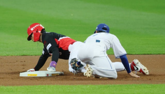 KIA Tigers' Kim Do-young (left) successfully steals second base after drawing a walk with two outs in the top of the first inning during Game 1 of the 2026 KBO Postseason Playoffs (PO) against the Samsung Lions at Daegu Samsung Lions Park on the 26th. /Photo=Chief correspondent Kim Jin-kyung