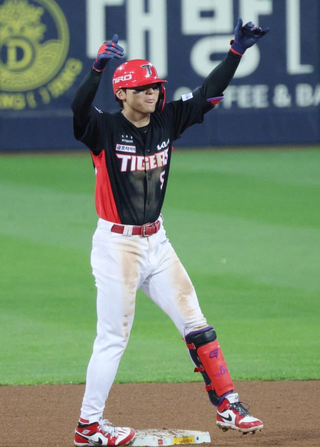 KIA Tigers' Kim Do-young (left) celebrates after hitting a large double in the top of the eighth inning during Game 1 of the 2026 KBO Postseason Playoffs (PO) against the Samsung Lions at Daegu Samsung Lions Park on the 26th. /Photo=Chief correspondent Kim Jin-kyung