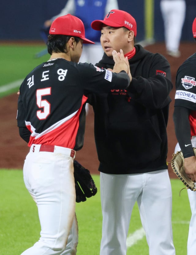 KIA Tigers' Kim Do-young (left) high-fives Manager Lee Beom-ho after leading his team to victory in Game 1 of the 2026 KBO Postseason Playoffs (PO) against the Samsung Lions at Daegu Samsung Lions Park on the 26th. /Photo=Chief correspondent Kim Jin-kyung