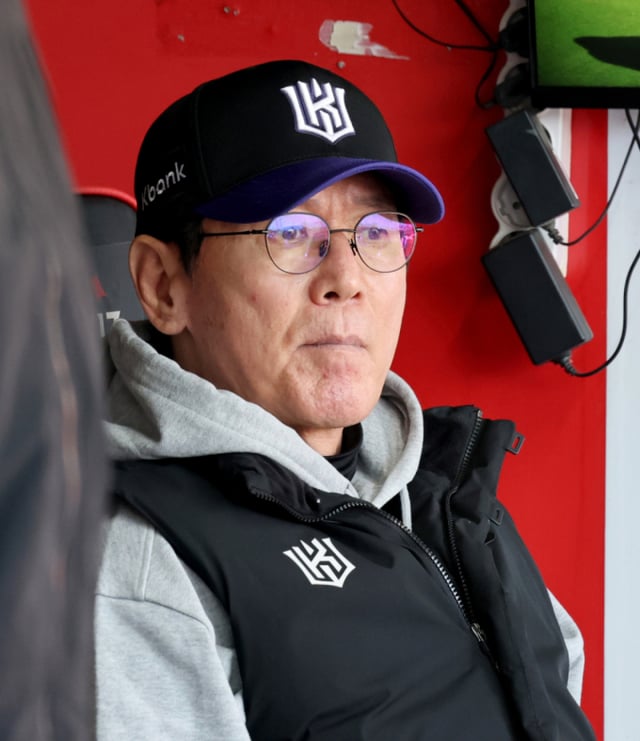 KTのイ·ガンチョル監督が27日、ウィズパークで開かれたKTウィズと尚武の練習試合で選手たちを見ている。 正規リーグ1位で韓国シリーズに直行したKTは、三星(サムスン)と起亜(キア)準プレーオフの勝者と韓国シリーズ一本勝負を繰り広げることになる。 2026.10.27./写真=カン·ヨンジョ先任記者