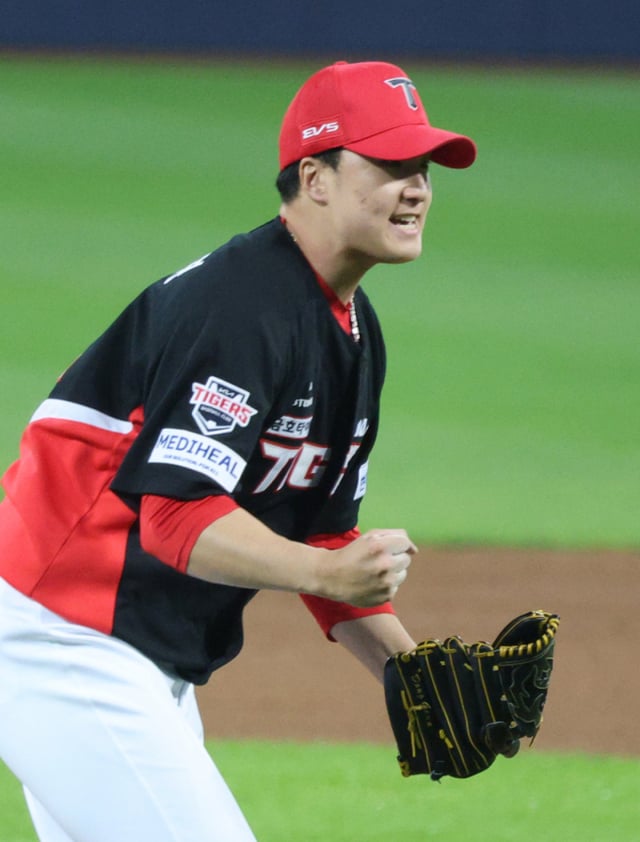 KIA Tigers’ Jung Hae-young cheers after striking out Samsung’s Lee Jae-hyun on a two-out, one-base situation in the bottom of the fifth inning of Game 1 of the 2026 KBO Postseason Playoffs (PO) against the Samsung Lions at Daegu Samsung Lions Park on the 26th. /Photo=Chief correspondent Kim Jin-kyung