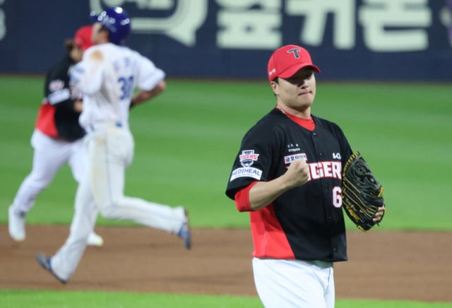 KIA Tigers’ Jung Hae-young clenches his fist in joy after striking out Samsung’s Lee Jae-hyun on a two-out, one-base situation in the bottom of the fifth inning of Game 1 of the 2026 KBO Postseason Playoffs (PO) against the Samsung Lions at Daegu Samsung Lions Park on the 26th. /Photo=Chief correspondent Kim Jin-kyung
