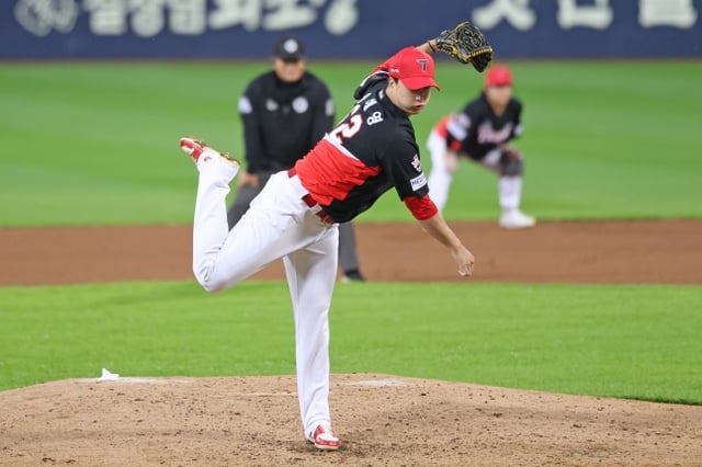 KIA Tigers’ Jung Hae-young pitches in relief during a one-out, one-base situation in the bottom of the fifth inning of Game 1 of the 2026 KBO Postseason Playoffs (PO) against the Samsung Lions at Daegu Samsung Lions Park on the 26th. /Photo=Provided by KIA Tigers