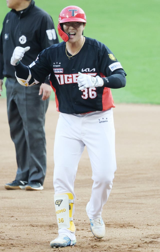 El partido entre LG Twins y KIA Tigers de la Liga KBO Shinhan SOL 2026 se disputó el día 4 en el Estadio Jamsil de Seúl. Lee Ho-yeon de KIA celebra tras conectar un sencillo de una carrera para empatar el marcador con bases llenas en la parte alta de la novena entrada y llegar a base. /Foto=corresponsal jefe Kim Jin-kyung kim.jinkyung@