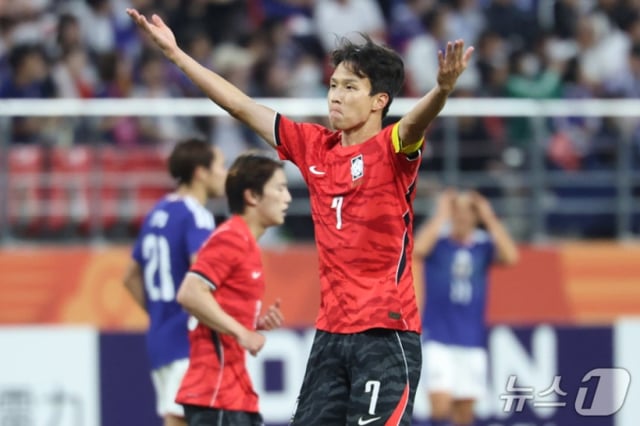 3日、日本の愛知県トヨタスタジアムで行われた2026愛知·名古屋アジア大会サッカー決勝戦の韓国対日本戦、韓国のオム·ジソンが先制ゴールを決めた後、セレモニーをしている。 /写真=ニュース1