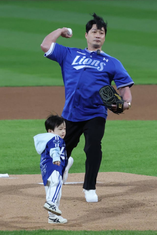 Второй матч плей-офф (PO) постсезона KBO 2026 года, встреча «Самсунг» против KIA, состоялся 27-го числа на стадионе Тэгу Самсунг Лайонс Парк. Легенда «Лайонз», чей номер выведен из обращения, вечный «Король концовок» О Сын Хван вместе с сыном совершает первый бросок в надежде на победу «Самсунга». /Фото: Ким Чжингён kim.jinkyung@