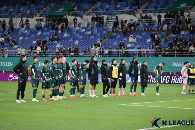 Players of Daejeon Hana Citizen look dejected after their loss against Vissel Kobe in the third match of the league stage of the 2026-2027 Asian Football Confederation (AFC) Champions League Elite (ACLE), held at Daejeon World Cup Stadium on the 27th. /Photo=Korea Professional Football League