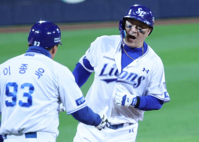 El segundo partido de los Playoffs (PO) de la postemporada 2026 de la KBO entre Samsung y KIA se disputó el día 27 en el Daegu Samsung Lions Park. Choi Hyeong-woo de Samsung conecta un jonrón solitario por encima del jardín derecho con un out en la séptima entrada y llega a home. /foto=corresponsal jefe Kim Jin-kyung kim.jinkyung@