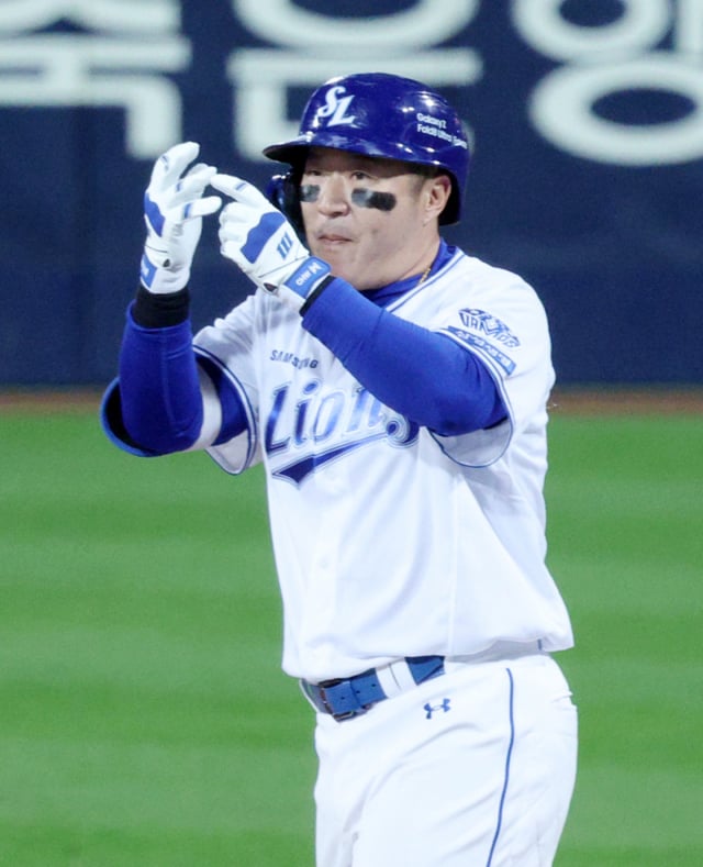 Choi Hyeong-woo de Samsung conecta un hit al jardín derecho con un out en la segunda entrada contra el abridor de KIA, Oller, y celebra tras llegar a primera base. /Foto=corresponsal jefe Kim Jin-kyung kim.jinkyung@