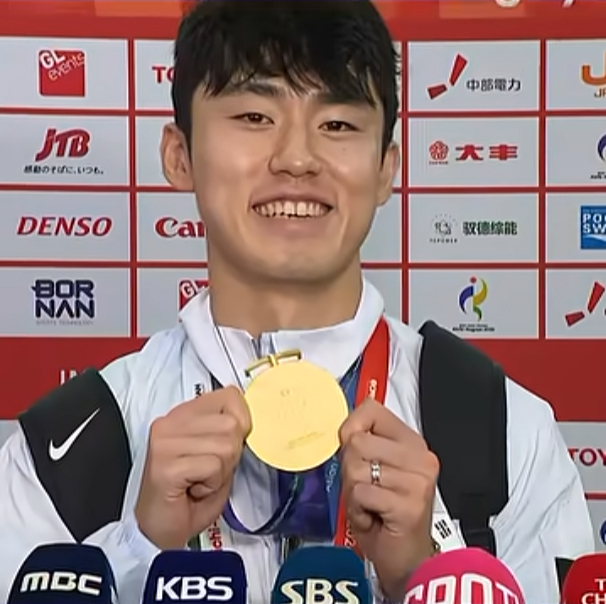 Lee Ki-hyuk, quien generó controversia con su entrevista posterior a la medalla de oro en el fútbol masculino de los Juegos Asiáticos, donde dijo: "No voy al ejército". /Foto=captura de video