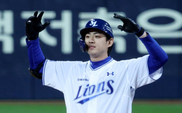Второй матч плей-офф (PO) postseason KBO 2026 года между Samsung и KIA состоялся 27-го числа в Тэгу на стадионе Samsung Lions Park. Ко Джа Ук из Samsung, забивший победный RBI-хит при счёте 1:1 и двух ауте на второй базе во второй половине третьего иннинга, празднует после выхода на базу. /Фото: главный корреспондент Ким Чжингён kim.jinkyung@