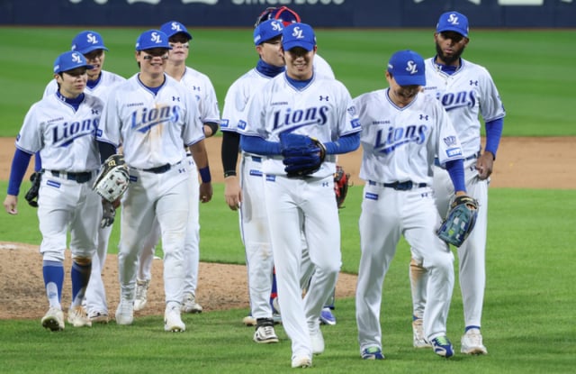 Второй матч плей-офф (PO) postseason KBO 2026 года между Samsung и KIA состоялся 27-го числа в Тэгу на стадионе Samsung Lions Park. Игроки Samsung делятся радостью после победы над KIA со счётом 8:3. /Фото: главный корреспондент Ким Чжингён kim.jinkyung@