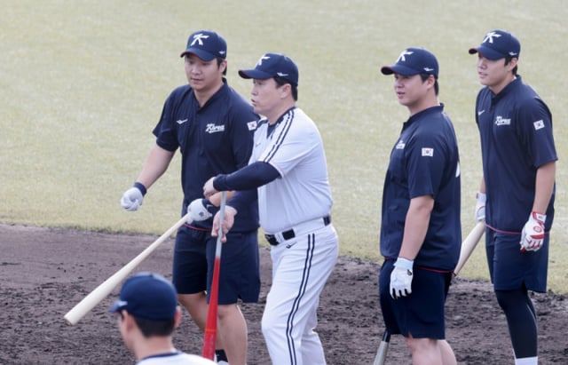 代表チームの守備コーチ時代、ロッテの李ドンウク監督が今年1月、2026WBCに備えたサイパンキャンプで選手たちを指導している。 /写真=姜永祚(カン·ヨンジョ)先任記者