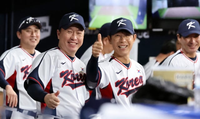 野球代表チームのイ·ドンウク、カン·イングォン、キム·ジェゴル、チェ·ウォンホコーチが8日午後、ソウル高尺スカイドームで開かれる「2025NAVER K-BASEBALL SERIES」の韓国とチェコの評価戦で嬉しくお辞儀をしている。 2025.11.08./写真=カン·ヨンジョ先任記者