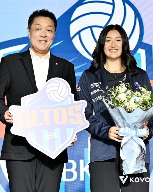 Audrey Park received the overall first pick by IBK Industrial Bank of Korea at the 2026~2027 Korea Volleyball Federation (KOVO) Women's Rookie Player Draft held on the 28th at the Mayfield Hotel in Gangseo-gu, Seoul. /Photo=Provided by KOVO