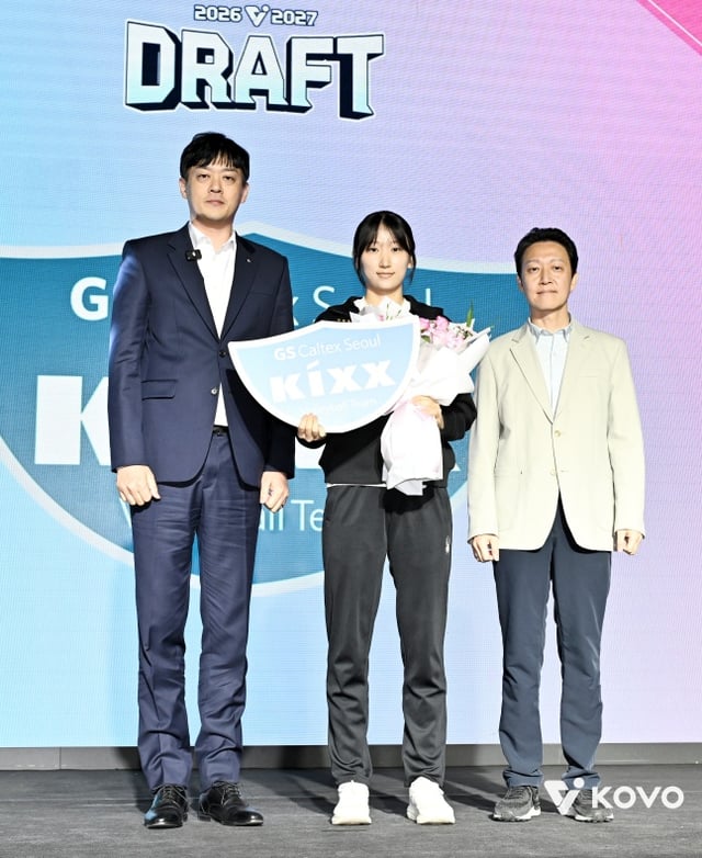 Park Eun-bin (centro) de Sunmyung Girls' High School fue seleccionada en la séptima posición general de la primera ronda por GS Caltex en el draft de novatas femeninas 2026-2027 de la Liga Coreana de Voleibol (KOVO), celebrado el día 28 en el Hotel Mayfield, distrito de Gangseo, Seúl. /Foto=KOVO